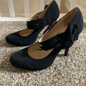 Black Pumps with Bows